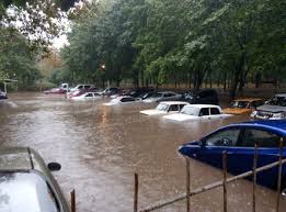 Потоки воды буквально сбивали людей с ног. Potop V Odesse Zabetonirovannye Stoki Plavanie Na Matrase I Rybalka S Trotuara Avtocentr Ua