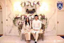 Tunku tun aminah maimunah iskandariah was born on 8 april 1986 as the second child and only daughter of the current sultan ibrahim ismail of johor and his wife permaisuri (queen consort). Hype Malaysia On Twitter Johor Princess Johor Princess Tunku Tun Aminah Dutch Born Dennis Muhammad Abdullah Are Married See This Pics Https T Co Zbjwvqde9p Https T Co Okioehyozp