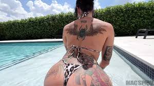 PAWG Italian Girl Bella Scorpion gets Fucked Outside in Bikini