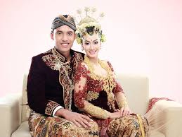 Kedua pengantin akan mengenakan pakaian tradisional khas adat jawa berwarna putih sebagai lambang kesucian. Inilah Tahapan Dan Makna Prosesi Pernikahan Adat Jawa Woop Id
