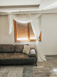 Camın sağ ve sol kısımlarına eklenilen fon perdeler, farklı modellerde beğeniye sunuluyor. Armoni Zebra Stor Rustik Tul Perde Dikey Ve Jaluzi Perde Modelleri