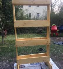 Das ist platzsparend, effektiv und lässt deine wände aufblühen. Stadtgartenliebe In Der Corona Time Vertikal Bzw Hochbeete Selbst Bauen Fur Bastler Innen Und Fur Quickies