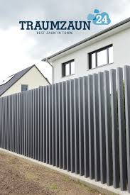 Das Sehr Moderne Und Auffallige Design Wertet Ihr Haus Definitiv Auf Vorgarten Zaun Zaun Garten Tor Design
