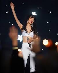 Para ello, su familia y ella tomarán decisiones para mantenerse unidas y vivir de su música. Selena La Serie Tv Series 2020 Filmaffinity