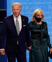Jill biden walked joe biden out of the oval office on friday to give him a goodbye kiss before the president headed to jill biden kisses joe goodbye for his first trip on marine one before he takes off from white house south lawn for joe and jill biden left standing in the cold outside white house. Jill Biden Debate Dress Made A Climate Change Statement