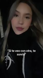 Observando a la otra: Una divertida reacción entre madre e hijo