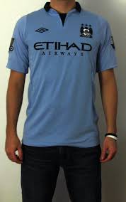 Manchester city football shirt jersey 2012 2013 via top calcio umbro taglia per ragazzi. Review Manchester City Home Jersey 12 13 Idfootballdesk Blog
