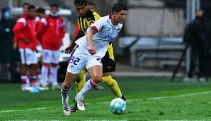 El arquero de la selección argentina, emiliano martínez, estaba haciendo un buen papel ante colombia, pero por un duro choque con el defensor colombiano tuvo que dejar el campo de juego luego de golpearse fuertemente en la cabeza. Los Arqueros Brillaron Pero Emiliano Martinez Se Llevo Todos Los Aplausos Ovacion 04 02 2021 El Pais Uruguay