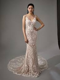 Das hochzeitskleid von meghan markle wird ganz schön anders als das von kate middleton. Hochzeitskleider Bilder Galerie Und Brautkleider Trends Fit And Flare Brautkleid Modernes Hochzeitskleid Brautkleid
