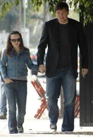 Christina Ricci Est Fiancee People 7sur7 Be Admirez le côté déhanché nonchalant de la démarche et.