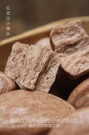 煮了一大锅的红豆泥 就是要想尽办法把 它 用完 消耗掉 续豆沙包后是红豆沙小馒头 接下来应该会是蛋糕和面包了 如果还有剩的话 就来学做关于红豆的糕点 呵呵