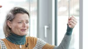 Třeba titulní roli v inscenaci roku či cenu. Erika Starkova Herecka Ze Serialu Most O Poselstvi Mostu Reflex Cz