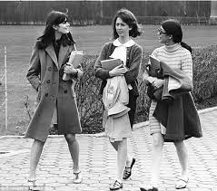 El tipo de abrigo polo en origen es el más básico de todos por su sencillez. Cinema Connection Ali Macgraw And Love Story Style For Fall 2014 Glamamor