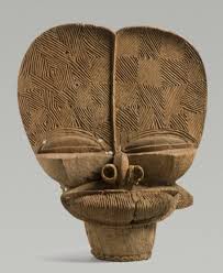Poids d une t?te humaine. Grande Tete Humaine A Plan Superieur Vertical En Forme De Coeur Avec Ligne Mediane En Relief Decore De Losanges In African Art African Masks African Sculptures