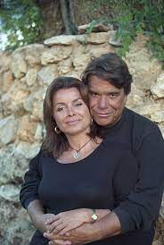 Bernard tapie et sa femme victimes d'un cambriolage, les photos de leur agression. Bernard Tapie Et Sa Femme Se Reposent A Paris Leurs Proches Donnent Des Nouvelles