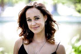 She is an actress, known for goede tijden, slechte tijden (1990), verliefd op cuba (2019) and moeder. Gtst Actrice Anouk Maas Ik Vind Het Heerlijk Om Hier Thuis Te Komen Indebuurt Tilburg