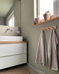 Wenn sie die ursache für die vorhandenen feuchtigkeitsschäden in den griff bekommen und eventuell abblätternde farbe beseitigt haben dann geht es endlich an den. Badezimmer Bad Kleinesbad Grun Grunewand Wandf