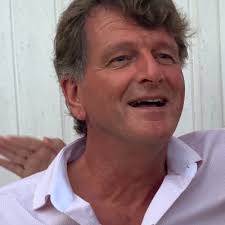 Elf jaar vloog Frank Moorman als straaljagerpiloot bij de KLu, daarna zette  hij zijn leven van de lucht voort bij KLM. Was de F-16 in zijn tijd bij de  luchtmacht zijn absolute