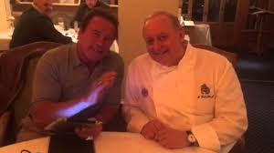 Als überzeugte bahnreisende sind wir nicht nur große verfechter der wiedereinführung des begriffs „mitropa, sondern landen mangels. Alfons Schuhbeck Und Arnold Schwarzenegger In Den Sudtiroler Stuben In Munchen Youtube