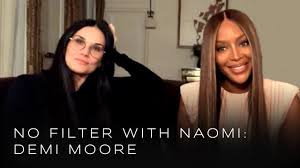 Demi moore war bei der menschenleeren pariser fashion week für fendi unterwegs. Schlagzeilen Um Beauty Op Demi Moore Zu Skurrilem Auftritt Woman At