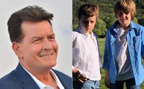 Charlie Sheen divulga foto rara de seus filhos gêmeos