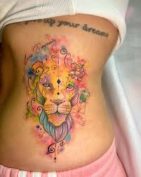 A puro color! 🤩 León personalizado con estilo acuarela de 15cm Gracias  @coni.moya_ !! Que se banco 5 horas de tattoo como una genia ✨ ¿Vos también  te querés tatuar? 🗓️✨La Agenda