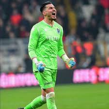 Trabzonspor kalecisi uğurcan çakır'ın nişanlısı kendisine destek olmak için maça geldi. Vinetrabzon Ugurcan Cakir Ve Kubra Cakir Cifti Bebek Facebook