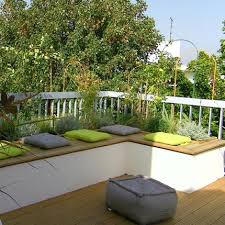 Chambre en rez de jardin donnant accès à une terrasse composée d'un coin salon et d'une cuisine d'été couverte. Une Terrasse Transformee En Petit Jardin Marie Claire