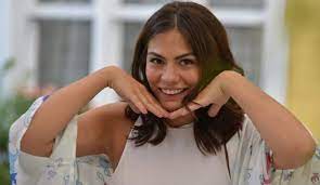 Demet özdemir seni gerçekten çok seviyorum sana bir sır vericemi hiç izlemedim ama çilek kokusunu çok seviyorum ama yaz bitince izlemeyi bıraktım hayranlar. Dogdugun Ev Kaderindir In Zeynep I Demet Ozdemir Instagram I Yikti Gecti Magazin Haberleri