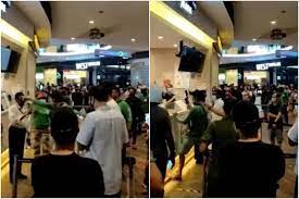 Its sleek looking outlets are popping up all over singapore. Delivery Rider Arrested At Waterway Point Mall After Incident With Bubble Tea Shop Staff Courts Crime News Top Stories The Straits Times