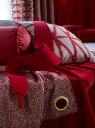 Focus Tissu Janero Rouge Et Corto Rubis Embrasse En Tissu Corto Rubis Polochon En Tissu Tafta Red Et Coussin En Tissu Orya R Coussin Voilage Collection Hiver