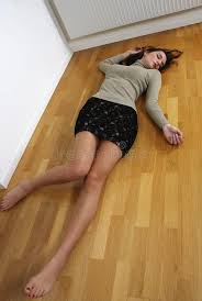 Dead Girl Body Of Dead Girl Lying On Wooden Floor Indoors Ad Body Dead Dead Girl Floor Ad Chica Mori Muriendo Por Dentro Muerto