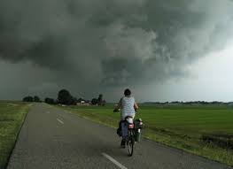 Rond cambrais onweert het ook al. Bent U Op Een Fiets Veilig Bij Onweer Absoluut Niet 21 Overlevingstips Fietsen123