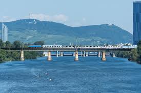 Die wasserpflanzen, die vor allem in der alten donau immer wieder stören, wird auch zwischen reichsbrücke und floridsdorfer. Der Ec 101 Moravia Uberquert Die Brucke Uber Die Neue Donau In Wien Bahnbilder De