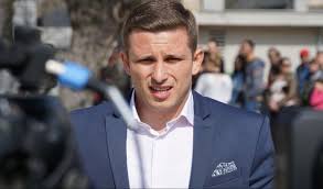 U tekstu ostavke, jovičić je naveo da je svestan da zbog situacije u kojoj se trenutno nalazi, njegov ostanak na mestu predsednika opštine može samo da bude otežavajuća okolnost za funkcionisanje opštine i na štetu građana. Nema Zasticenih Uhapsen Predsednik Opstine Palilula Aleksandar Jovicic Informer