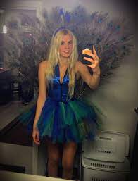 Pfaue sind edle tiere mit farbenfrohen federn, die eine perfekte idee für das karnevalskostüm darstellen. Diy Halloween Costume Peacock Costume Idea Women S Peacock Feathers Pfau Kostum Pfau Kostum Selber Machen Kostumvorschlage