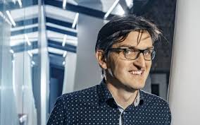 Má mobilní byznys s miliardami v obratu. Do Česka dostal Samsung i Google