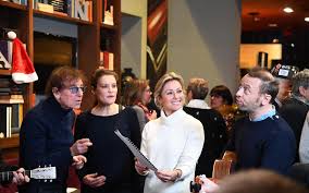 La journaliste de canal + portait une ravissante et très simple robe bustier blanche, quand son mari avait opté pour un. Anne Sophie Lapix Ressuscite Le Grand Echiquier Le Parisien
