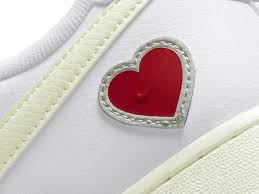 Trouvez toutes les meilleures offres pour faire plaisir à votre moitié. Une Nike Air Force 1 Speciale Va Sortir Pour La Saint Valentin Wave