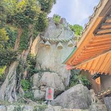 さすがジブリの愛知。 岩神様がまんまトトロの お姿だった‼️ 安産祈願の岩神様が どう見てもトトロに 見えるんだけど…👀😆👍 岩上神社・蒲郡市  ジブリパークのある愛知 私の好きな愛知の夏 愛知カメラ部 蒲郡市 トトロ aichi_now