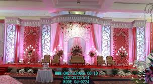 Gebyok pelaminan pengantin ukir jepara atau lebih familiar dengan sebutan gebyok manten masih menjadi primadona para pemilik usaha dekorasi gebyok pengantin putih ukiran. Pin Di Pengrajin Furniture Murah