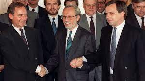 Schäuble ist seit dem attentat vom dritten brustwirbel an abwärts gelähmt und auf einen rollstuhl angewiesen. Das Attentat Auf Wolfgang Schauble Daten Und Fakten Inforadio