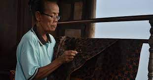 Dalam produksi batik madura ini, tetap mempertahankan sistem pembuatan secara tradisional. 13 Cara Membuka Usaha Batik Rumahan Omzet Jutaan Per Bulan Investasi Untung