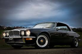 Slechts 1855 Modellen Ter Wereld Auto Wordt Geleverd Met Een Enorme Stapel Facturen Voor Een Totaalbedrag Van Meer Dan 110 00 Jaguar Auto Achteruitkijkspiegel