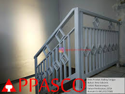 Railing tangga minimalis seperti ini dapat digunakan untuk pegangan dan menghilangkan ruang untuk kecelakaan saat digunakan oleh semua penghuni rumah. Railing Tangga Warna Putih Minimalis Di Rawamangun Railing Tangga Minimalis Appasco Indonesia