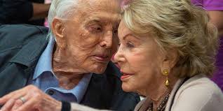 Chi è, età, altezza, peso, figli, moglie, instagram e vita privata. 65 Anni Di Matrimonio Per Kirk Douglas E Sua Moglie Anne Sono La Coppia Piu Longeva Di Hollywood Ilgiornale It