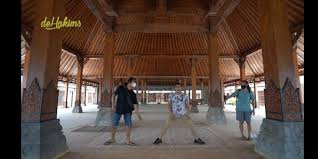 Rumah joglo tumenggungan terdiri dari 2 macam bentuk rumah, yakni yang pertama atap pendhapa berbentuk joglo, pringgitan, dalem, senthong kiwa, senthgong tengah, dan senthong tengen menjadi satu atap berbentuk joglo, atap gandhok dan gadri berbentuk kampung. Foto 7 Potret Megah Pendopo Limasan Joglo Soimah Di Jogja Luas Banget Bikin Terpukau Merdeka Com