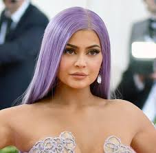 Rihanna has surpassed kylie jenner's financial status as the singer has reached a net worth of $1.7billion due to her fenty beauty makeup line. Deal Mit Coty Kylie Jenner Verkauft Ihre Kosmetikfirma Fur 600 Millionen Dollar Welt
