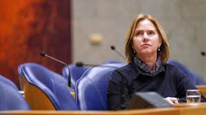 Aug 31, 2021 · cora van nieuwenhuizen (infrastructuur en waterstaat, vvd) stopt per direct als minister, omdat ze een andere baan heeft gevonden. Emotionele Minister Van Nieuwenhuizen Biedt Excuses Aan Voor Stint Linda Nl