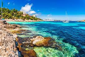 A világ legszebb tengerpartjaival rendelkezik, ahonnan hajó visz át a a sokáig halászfaluként működő település az utóbbi években hatalmas népszerűségre tett szert, így ma spanyolország leglátogatottabb tengerpartjai közé tartozik. Repjegykiraly Spanyolorszag 10 Legszebb Tengerpartja